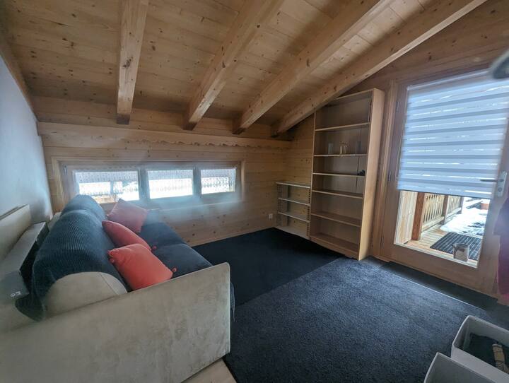 Вход с място за съхранение на закачалка за дрехи, разтегателен диван 