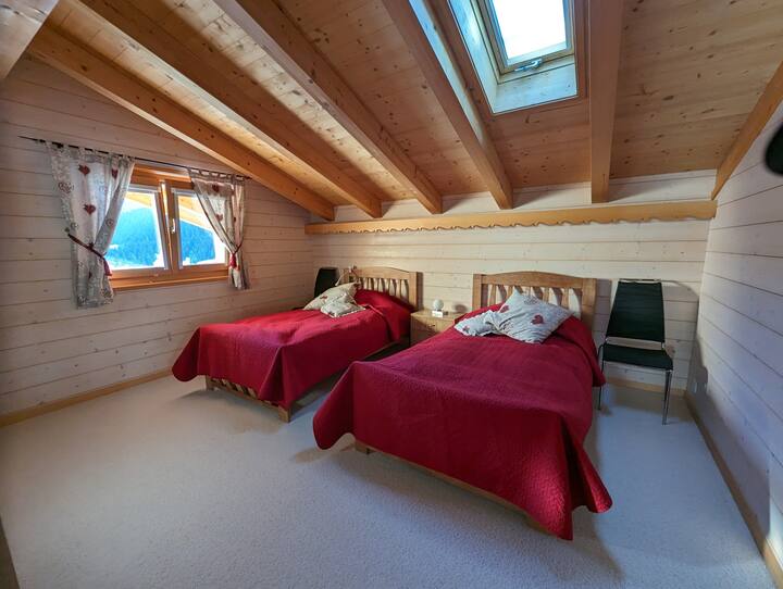 Спалня с две легла 100 см x 190 см
прозорец с южно изложение, велукс 
