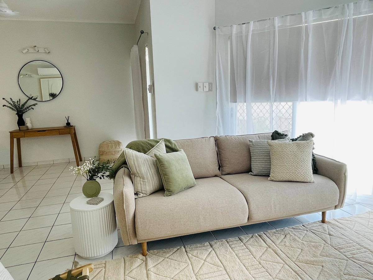 Top performing Airbnb: Foreshore Luxe ~ Nightcliff Pool directly across in City Of Darwin