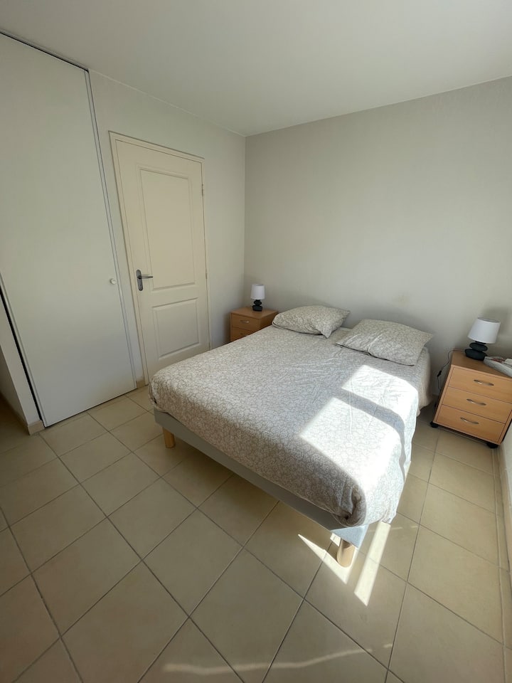 Glavna spavaća soba s krevetom 140*190 i tuš-kabinom.