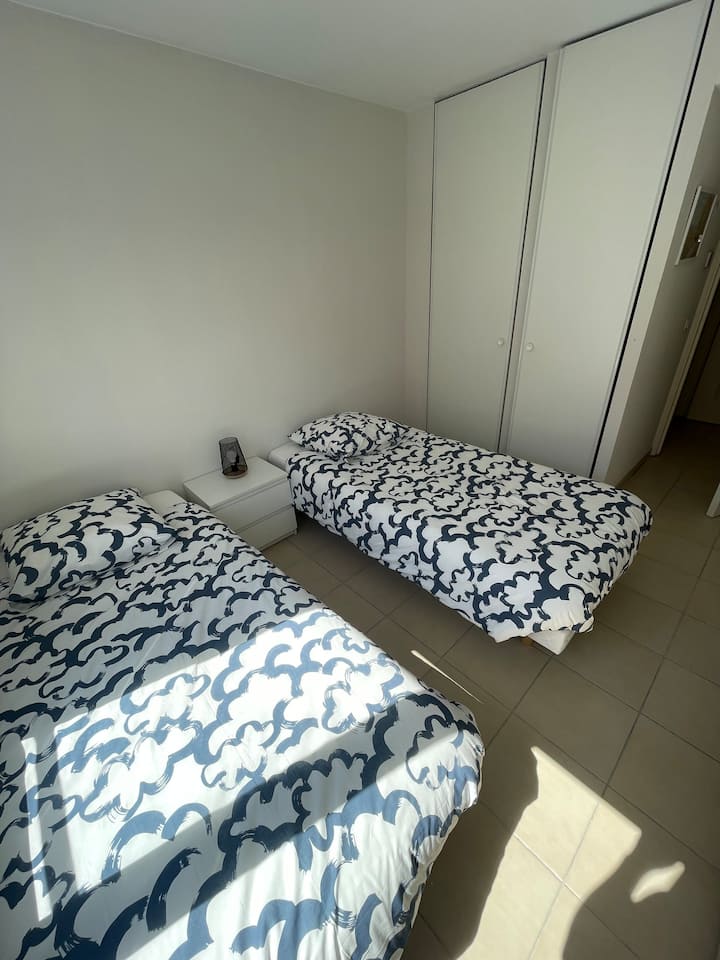 Spavaća soba 2 s 2 kreveta 90*190.