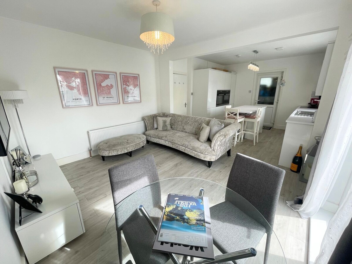 Annuncio Airbnb popolare: Bungalow near Sandbanks and Poole Harbour a Studland
