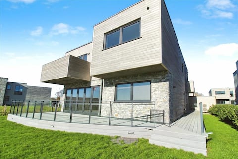 Yachthaven Luxury Home 5 Bed Waterfront & Hot Tub