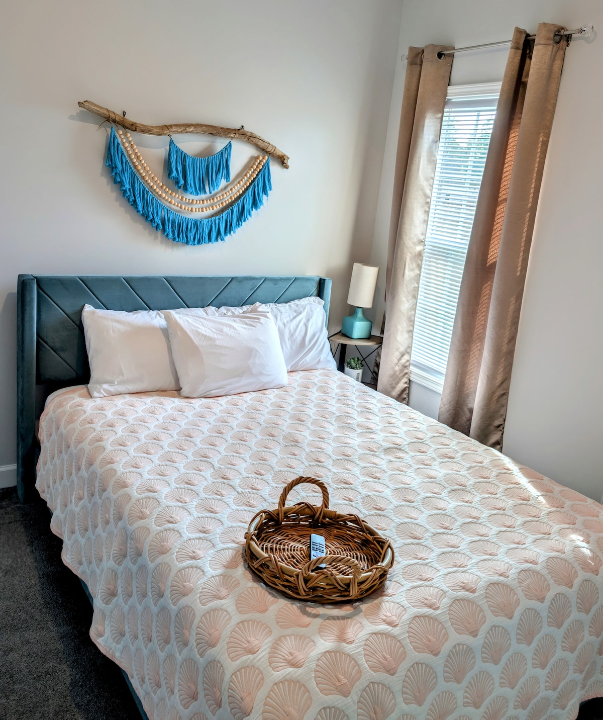 Un refugio sereno diseñado pensando en la comodidad y la elegancia costera. Esta habitación cuenta con una lujosa cama tamaño queen, luz natural suave y detalles refinados inspirados en la playa, perfectos para una estadía tranquila a pocos minutos del mar.