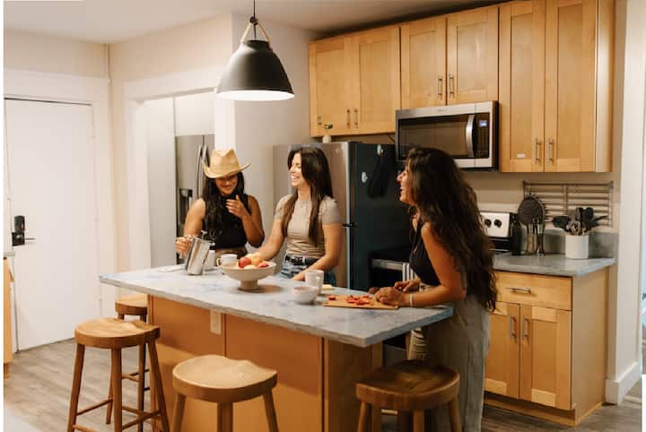Ensuite Double Room In A San Diego Coliving - Coronado, CA