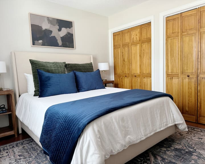 Ახალი, მზით განათებული საძინებელი სამეფო ლურჯი აქცენტებით, შექმენით მყუდრო და ელეგანტური დასვენება. 