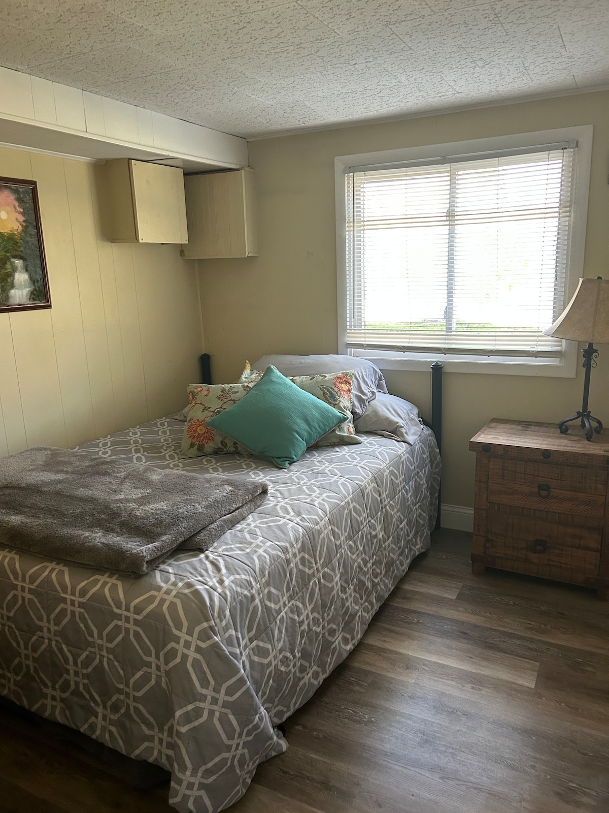 חדר שינה עם מיטת קווין סייז.