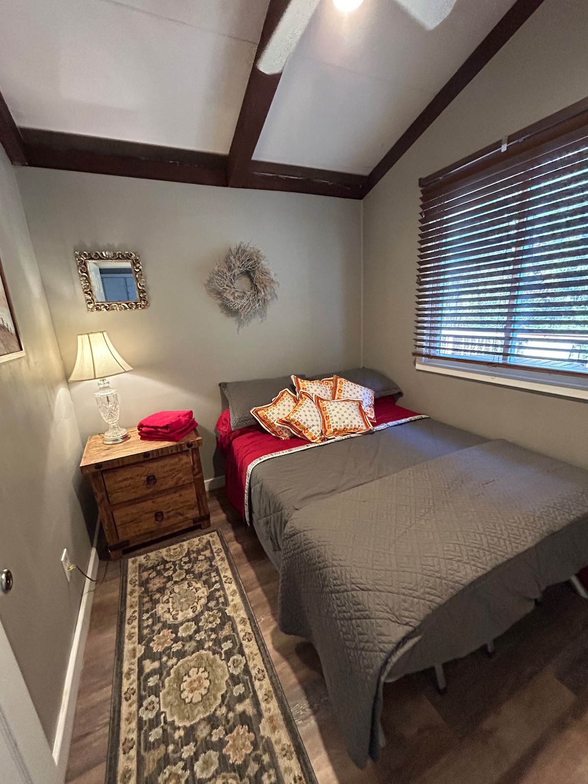 קומה ראשית. מיטה בגודל מלא. גישה למרפסת האחורית.