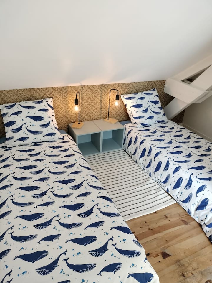 dva kreveta za jednu osobu mogu se sastaviti kako bi se formirao bračni krevet 160x200 (IKEA sustav)