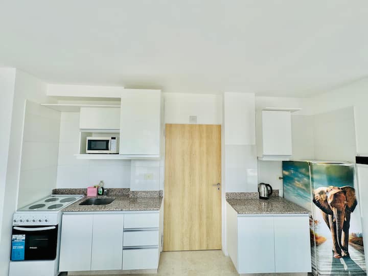 Bright studio apartment in Monserrat