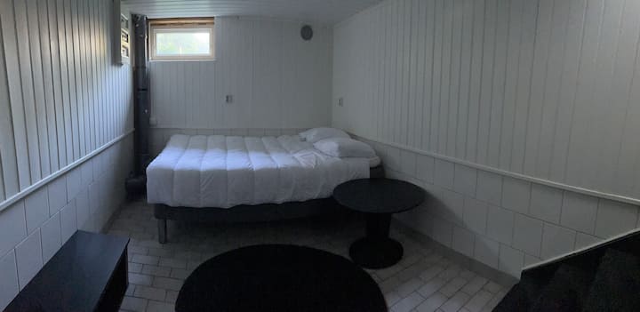 Një krevat i rehatshëm 120 cm, i vendosur poshtë shkallëve të bodrumit, shëtitje për ata që shkojnë në kuzhinë nga dhoma e dytë e gjumit në bodrum.