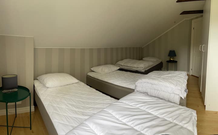 1 krevat x 90 cm dhe 2 krevate x 80 cm që mund t 'i vendosësh si dopio nëse dëshiron.