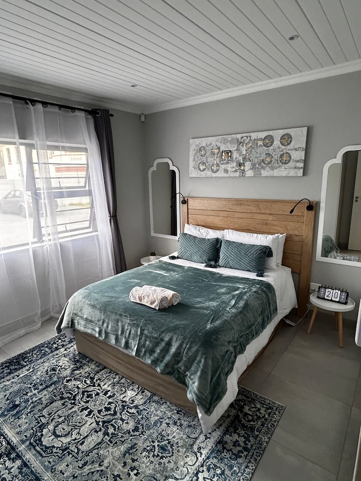 בחדר השינה שלנו יש את השירותים הדרושים לאורח שיעזרו לכם לישון טוב בלילה. אנחנו גם נוסיף שמיכה מחוממת בחורף לנוחותכם הנוספת. 