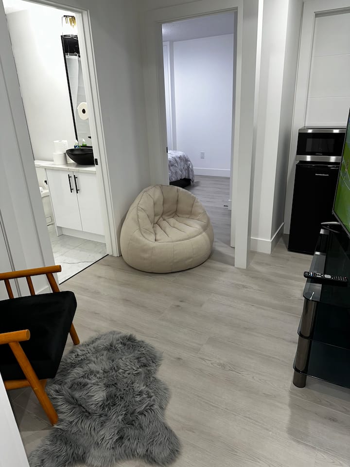 Cozy One Bedroom Basement Hotel Style. Unit B - Fort Saskatchewan