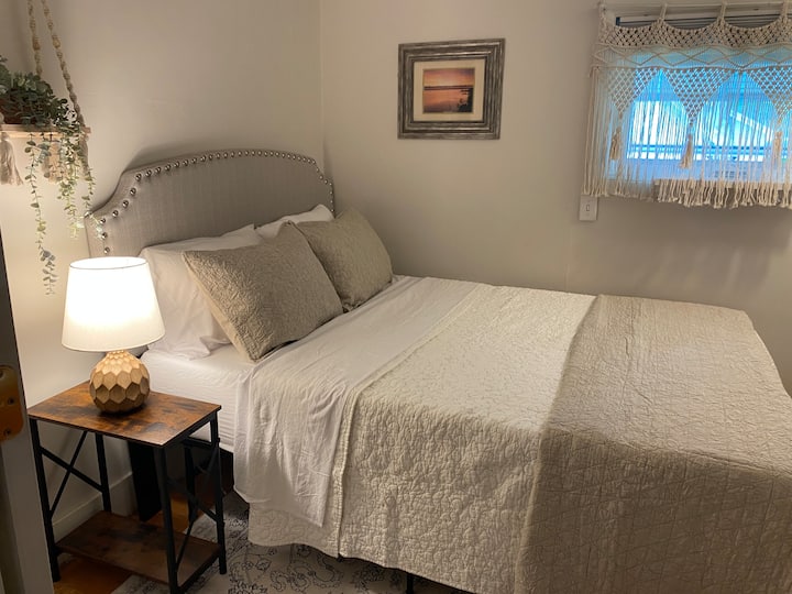 ห้องนอนชั้นบนพร้อมเตียงคู่