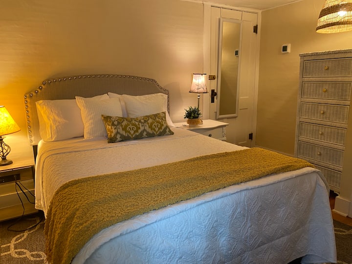 ห้องนอนชั้นบนพร้อมเตียงขนาดเต็มรูปแบบ