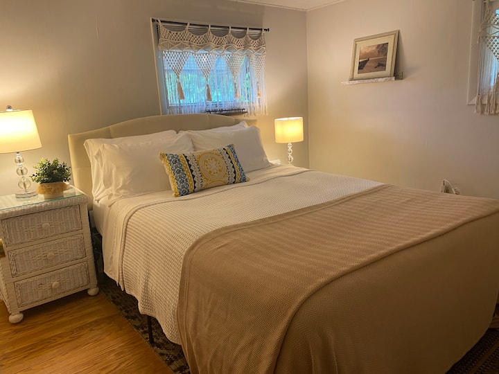 ห้องนอนชั้นบนพร้อมเตียงควีนไซส์