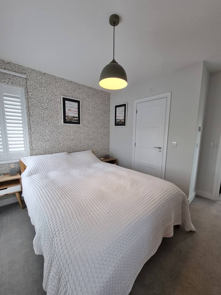 Acogedor dormitorio en el segundo piso con TV y baño privado 