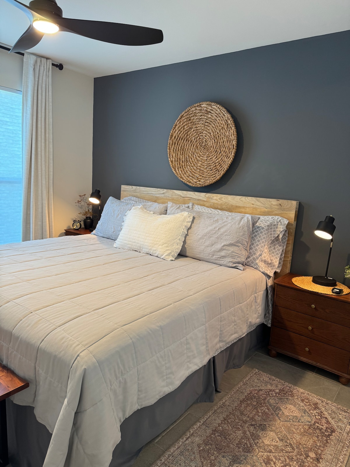 El dormitorio tiene una lujosa cama tamaño king.