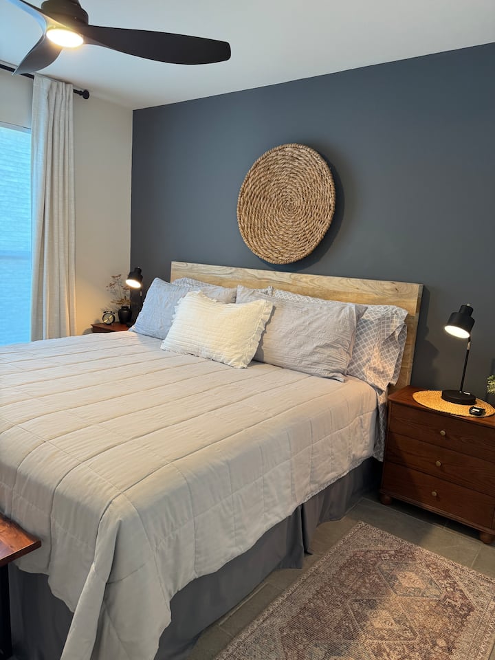 Chumba cha kulala kina kitanda cha kifahari.