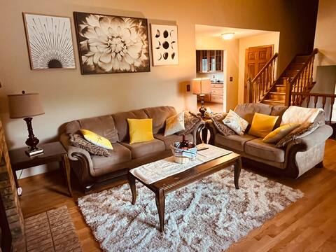 Spacious 4-Level Roseville Retreat on Cul-de-Sac!