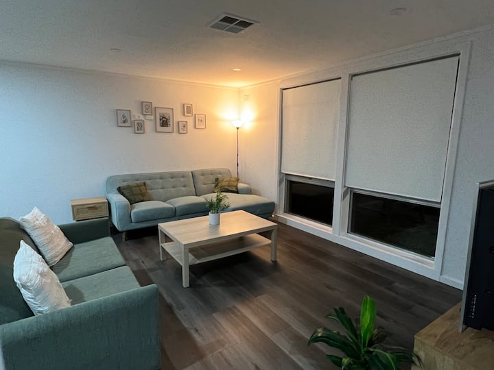 Modern 3-bedroom Home, Belconnen – Free Parking! - 