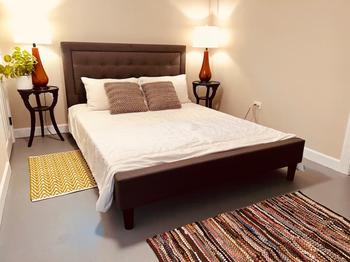 Брачен кревет (широк 150-179 см) покрај просторот во дневната соба во подрумот - под дневната соба на горниот кат 