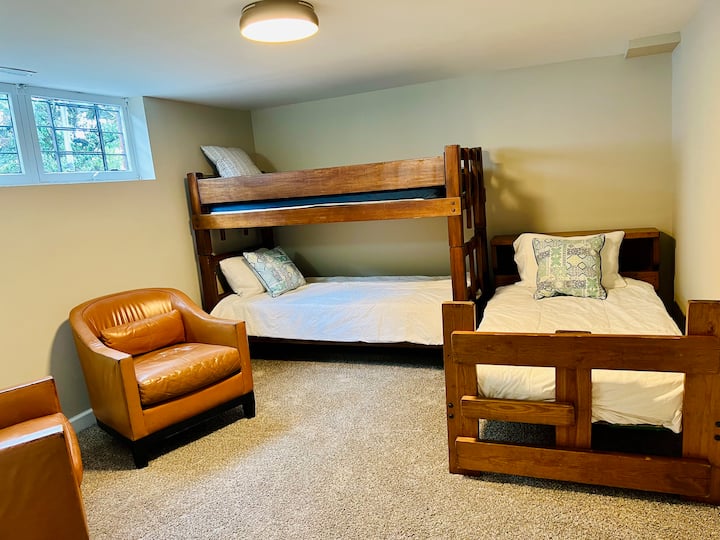 Голема спална соба,  кревет на спрат и единечен кревет надвор од дневната соба во подрумот (под дневната соба на горниот кат)