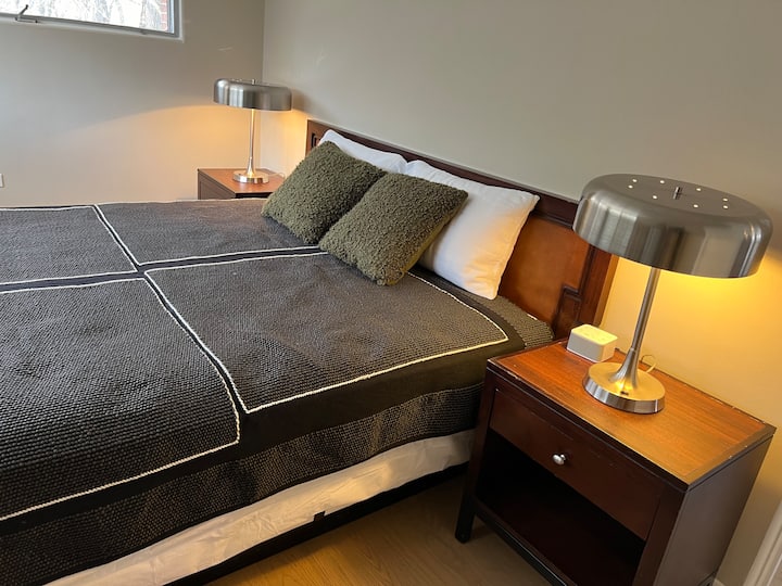 Главна спална соба, брачен кревет (широк 180-220 