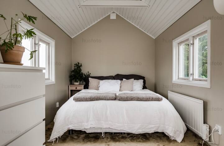 Dhomë gjumi në shtëpinë e miqve. 