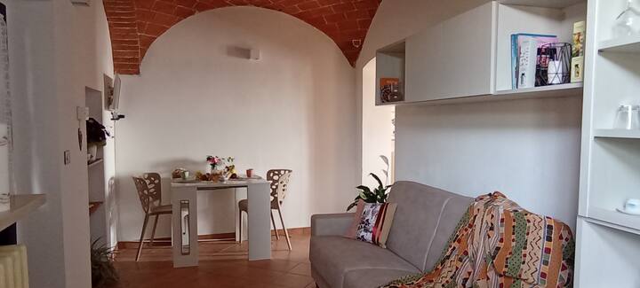 Blagovaonica sa stolom, stolicama, TV-om, kutkom za doručak s aparatom za kavu i prostorom za opuštanje s kaučem na razvlačenje. U ovom se prostoru nalazi mikrovalna pećnica, aparat za kavu, minibar i udoban sudoper. Kuhinja nije dostupna