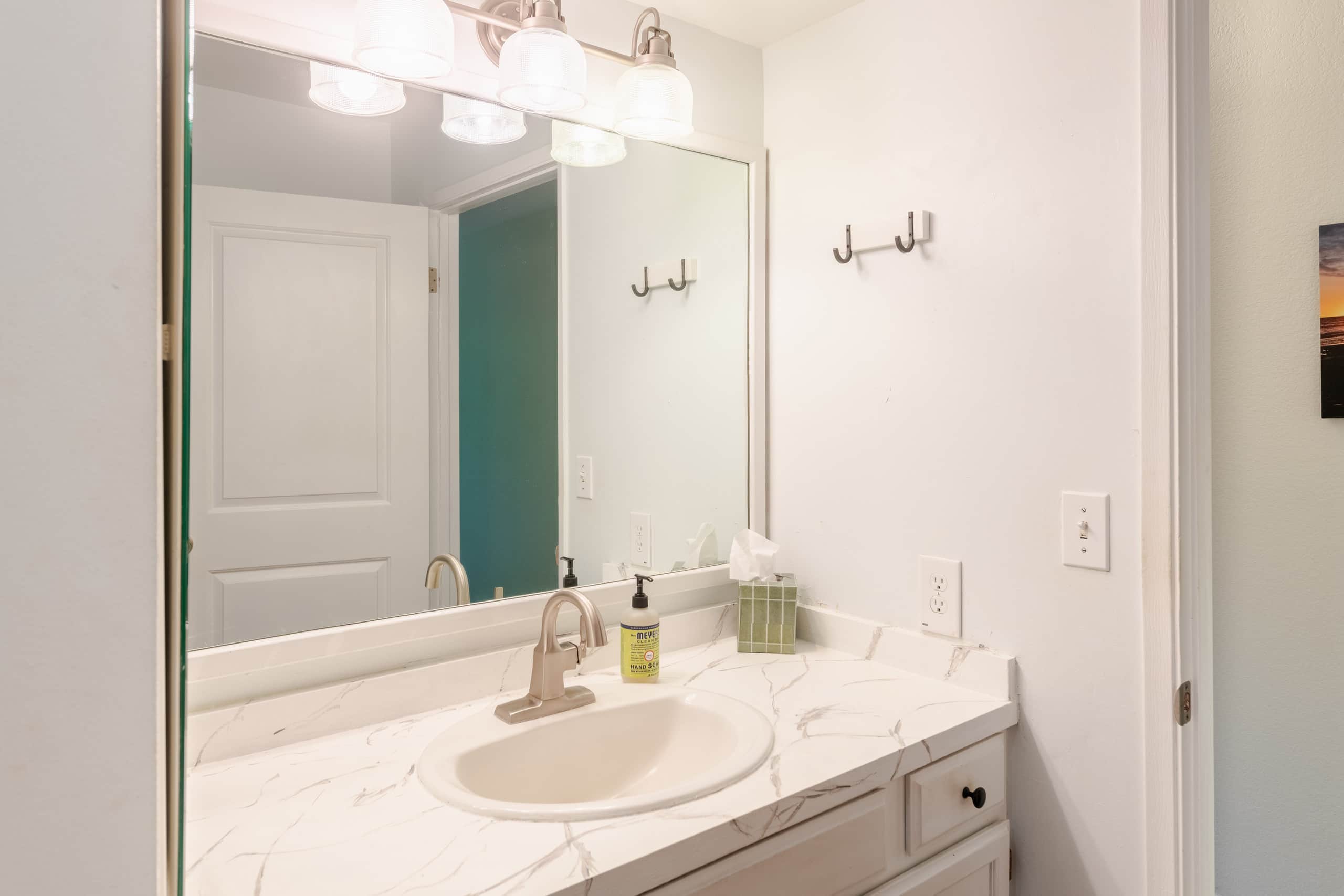 Great Location, In Town, Modern and Clean - Image 29
