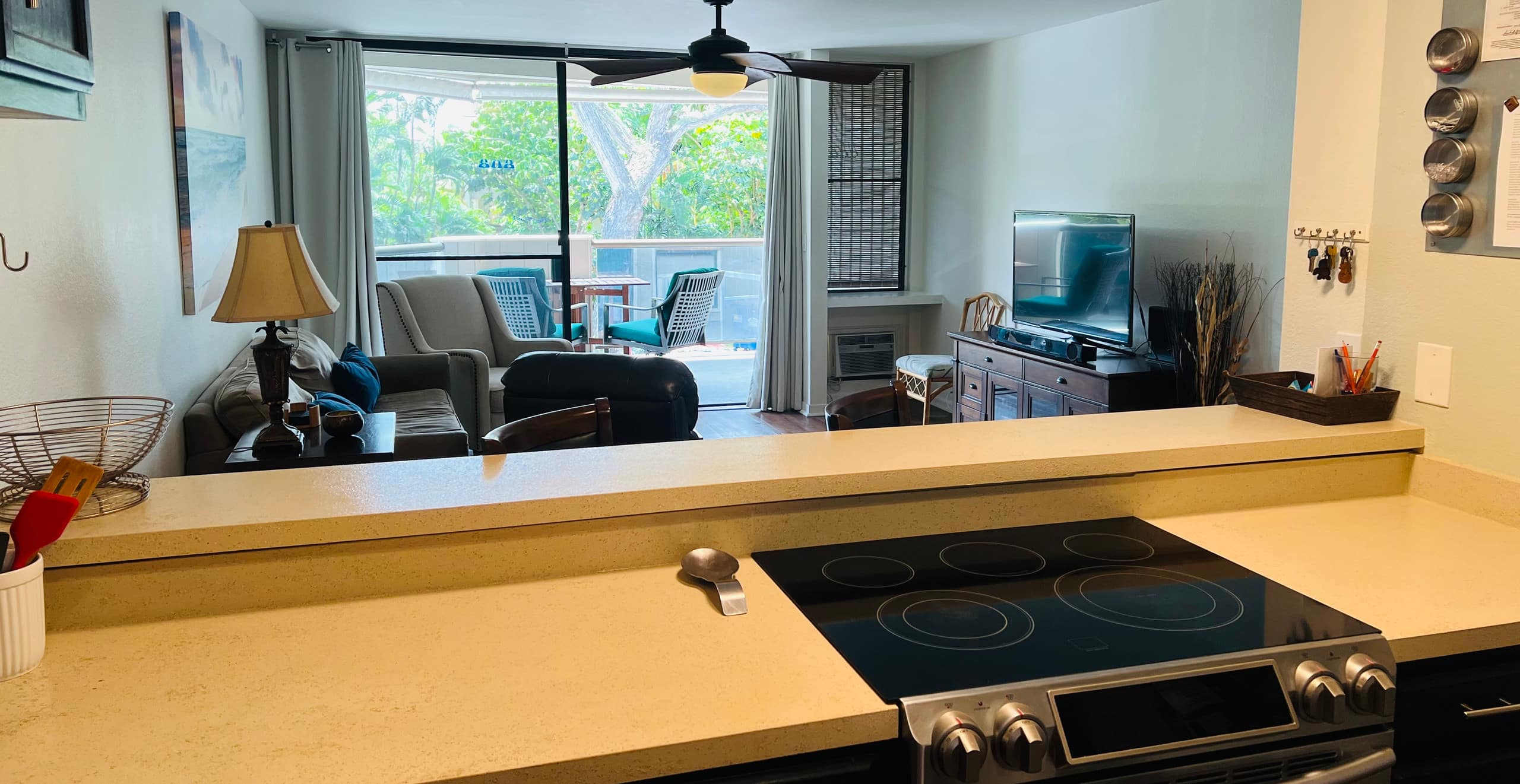 Great Location, In Town, Modern and Clean - Image 11