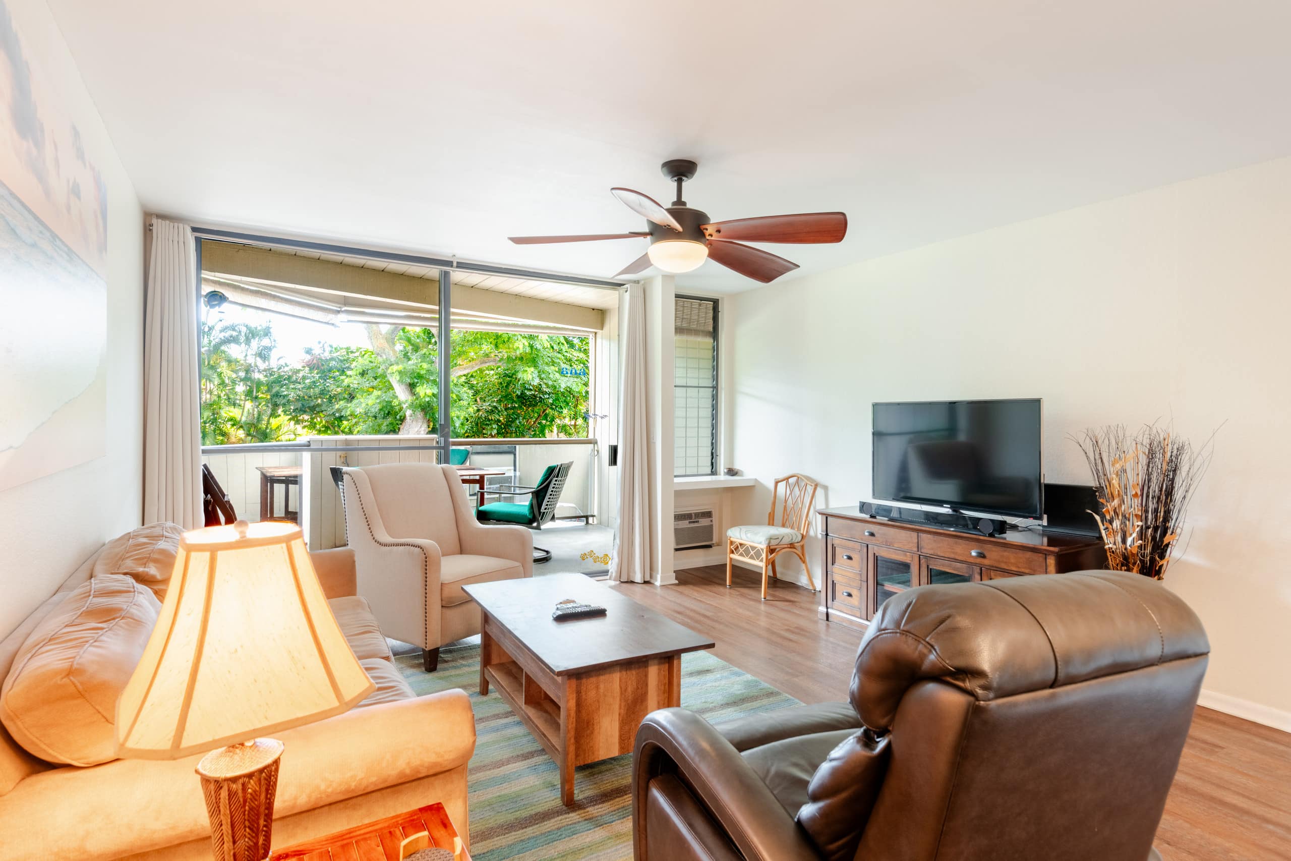 Great Location, In Town, Modern and Clean - Image 2