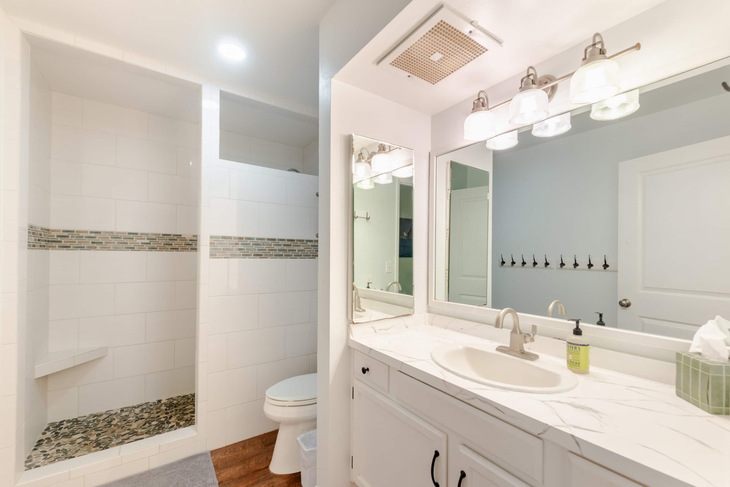 Great Location, In Town, Modern and Clean - Image 26
