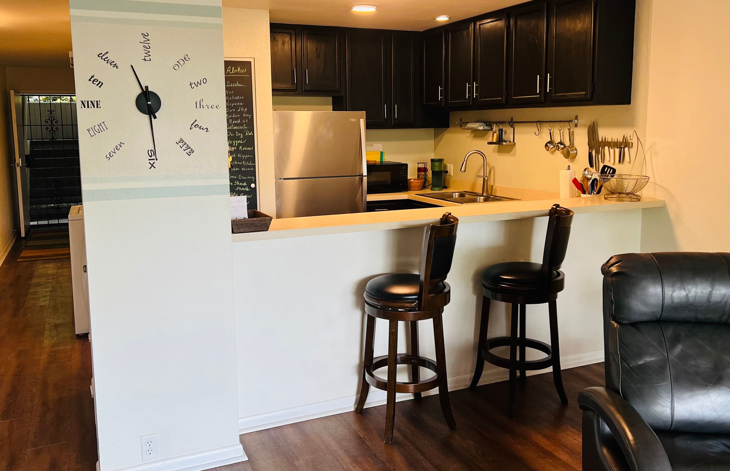 Great Location, In Town, Modern and Clean - Image 8