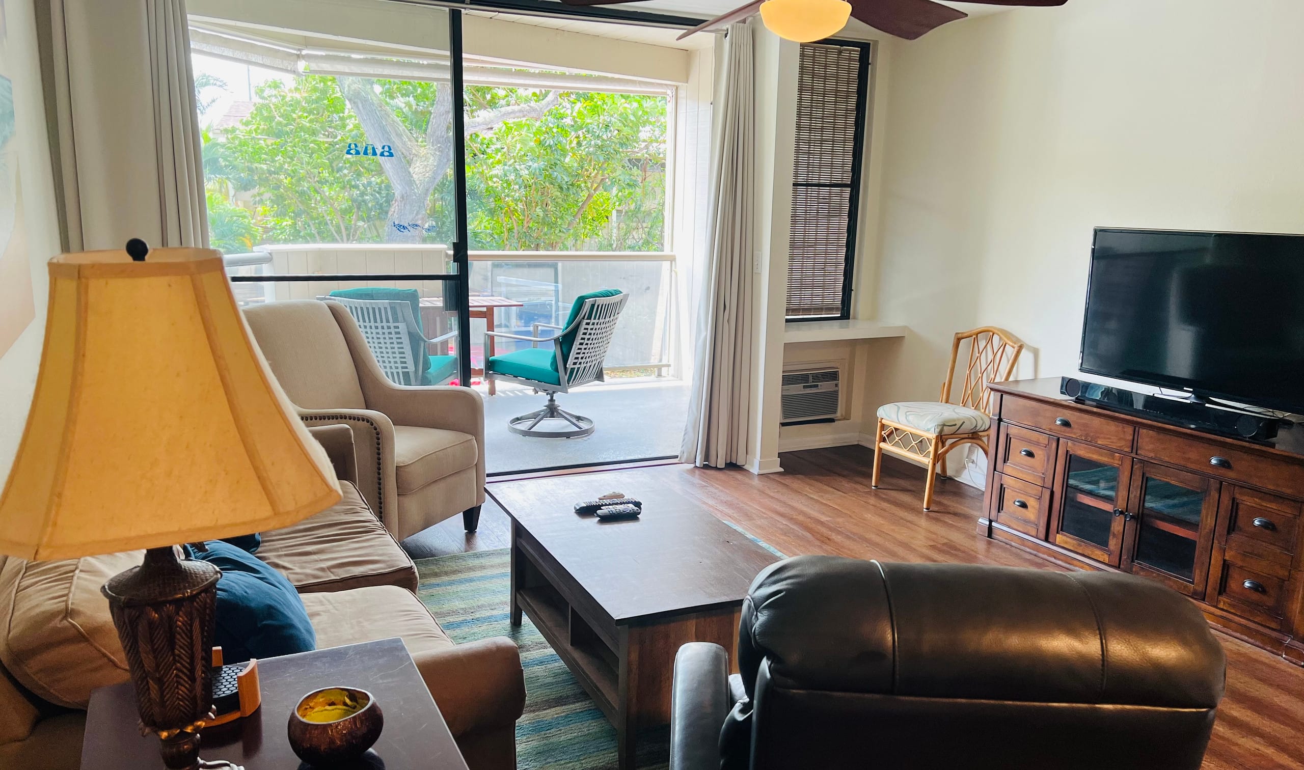 Great Location, In Town, Modern and Clean - Image 7