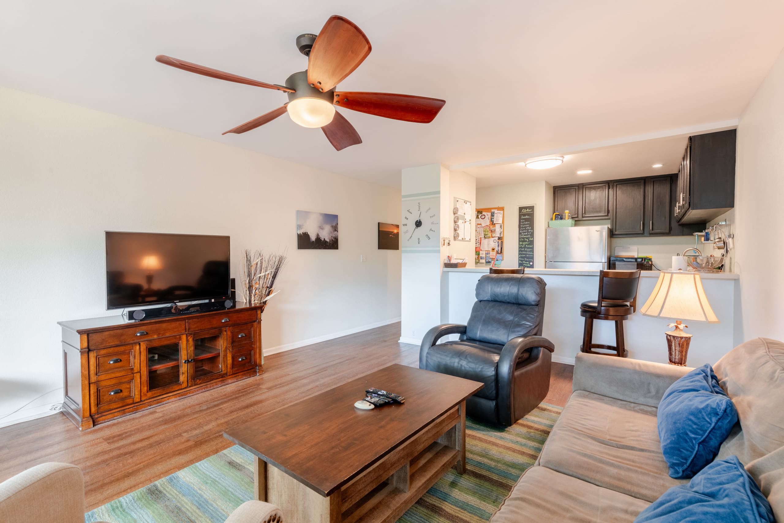 Great Location, In Town, Modern and Clean - Image 3