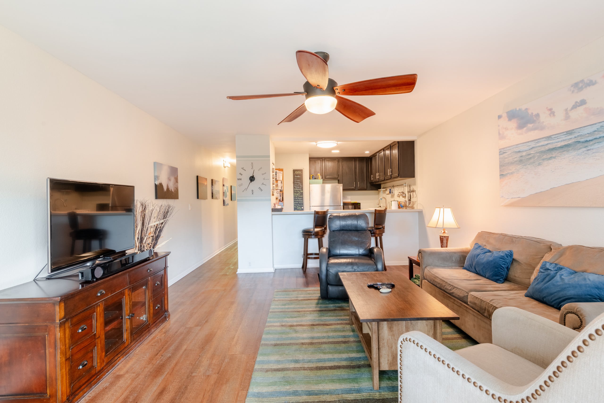 Great Location, In Town, Modern and Clean - Image 4