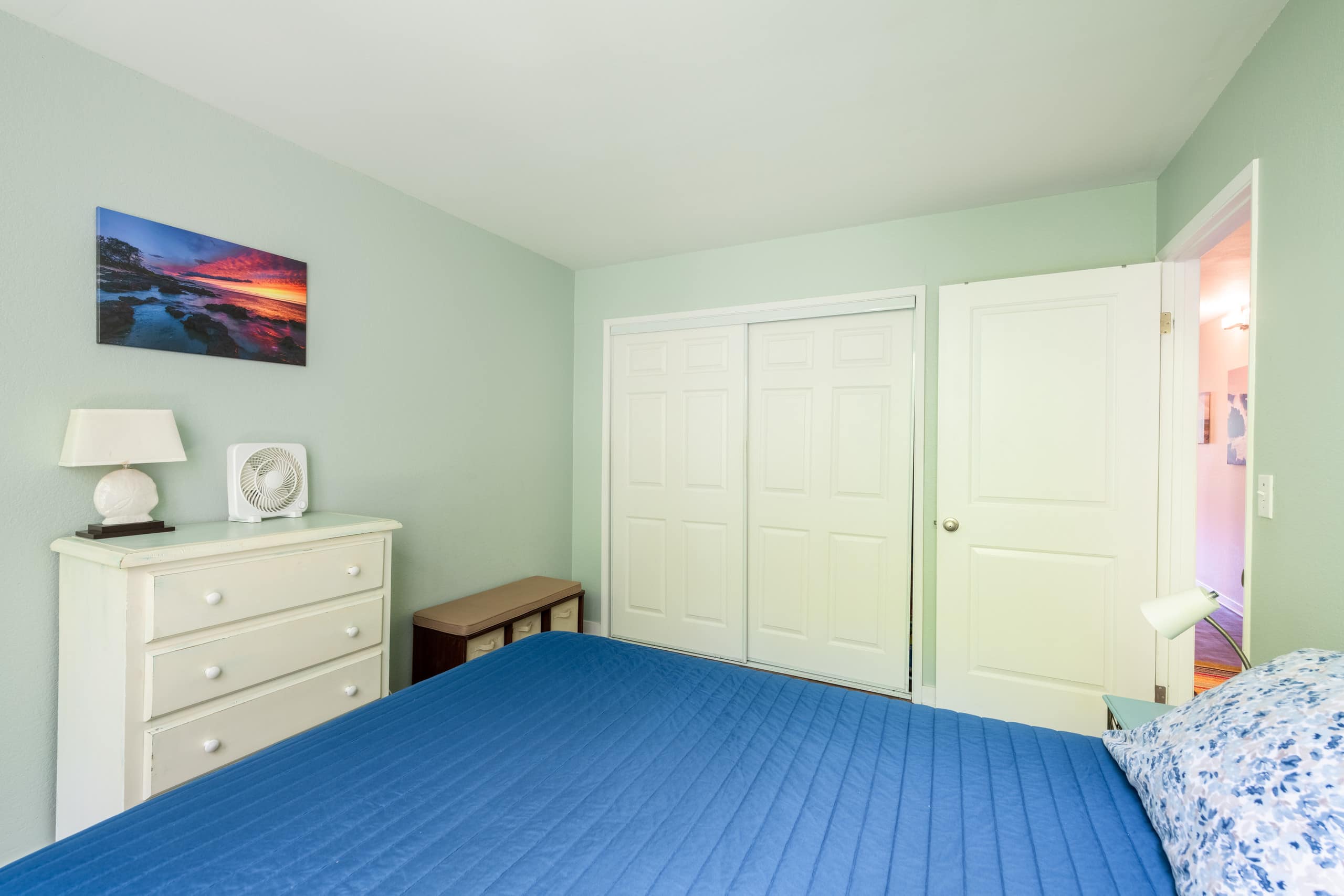 Great Location, In Town, Modern and Clean - Image 25