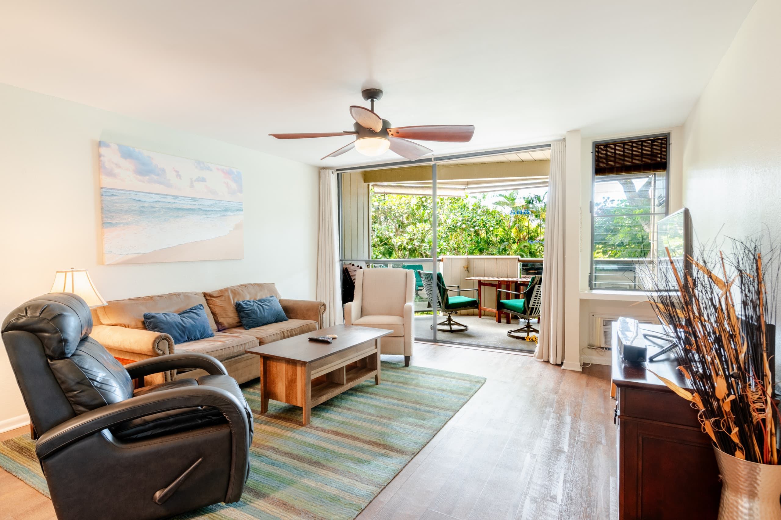 Great Location, In Town, Modern and Clean - Image 1
