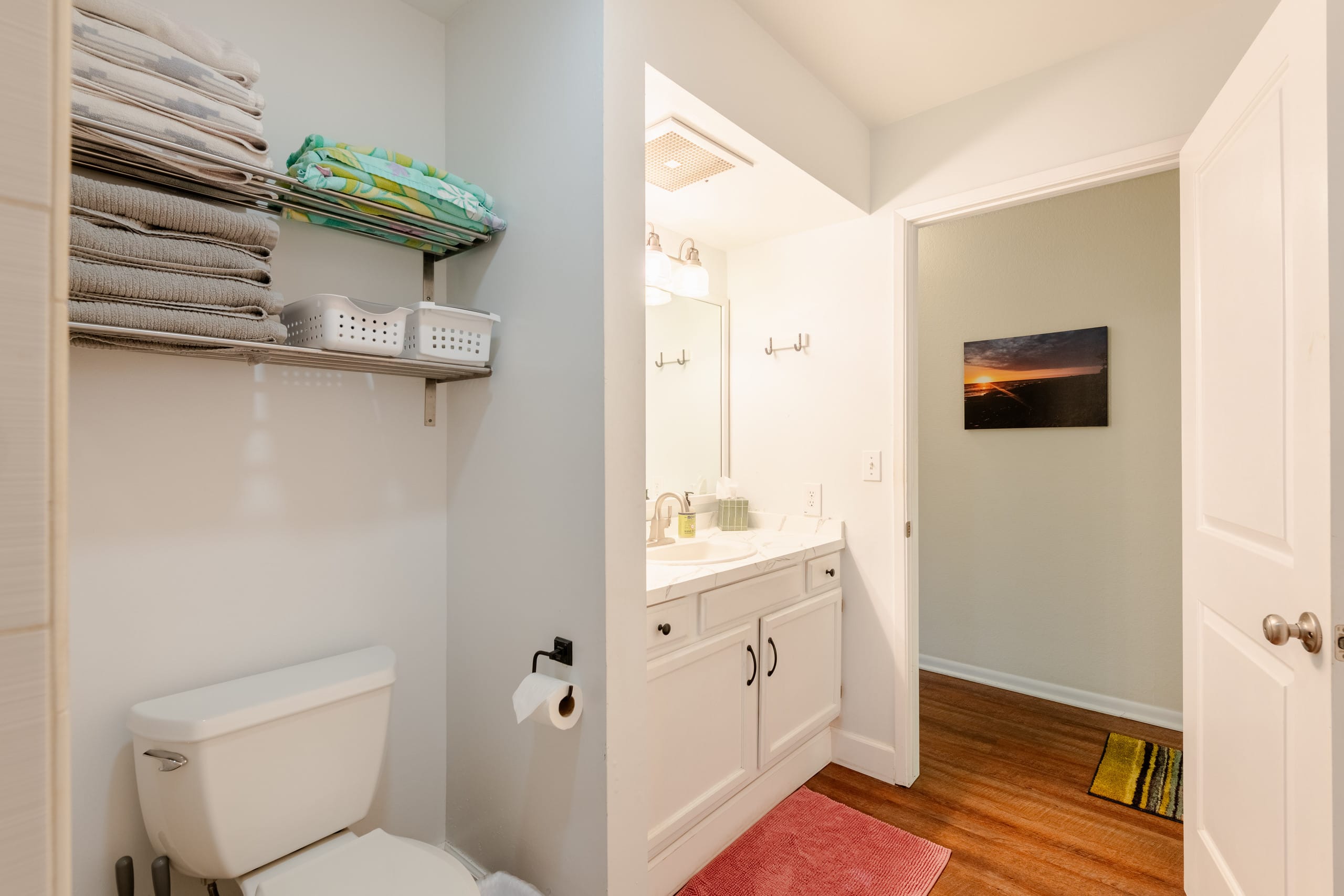 Great Location, In Town, Modern and Clean - Image 27