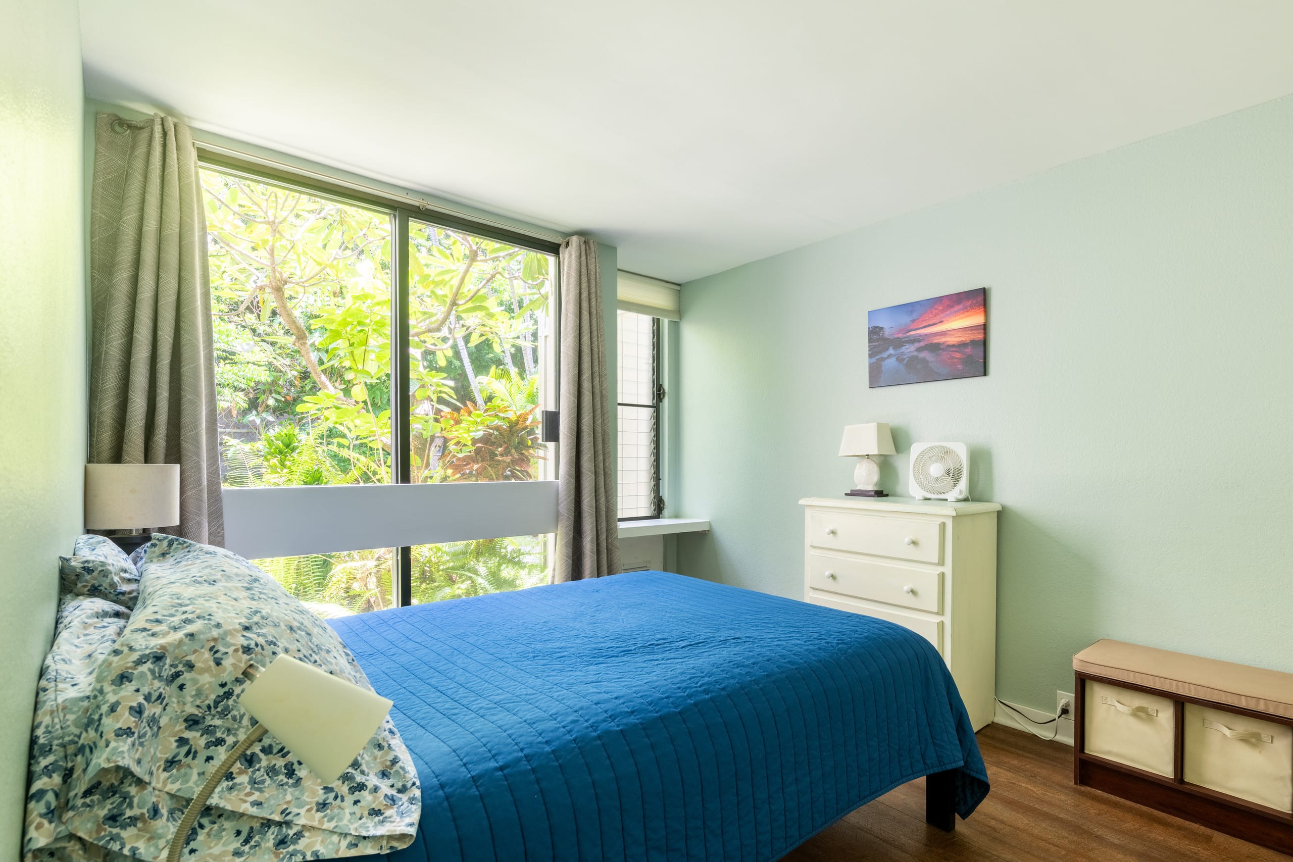 Great Location, In Town, Modern and Clean - Image 21
