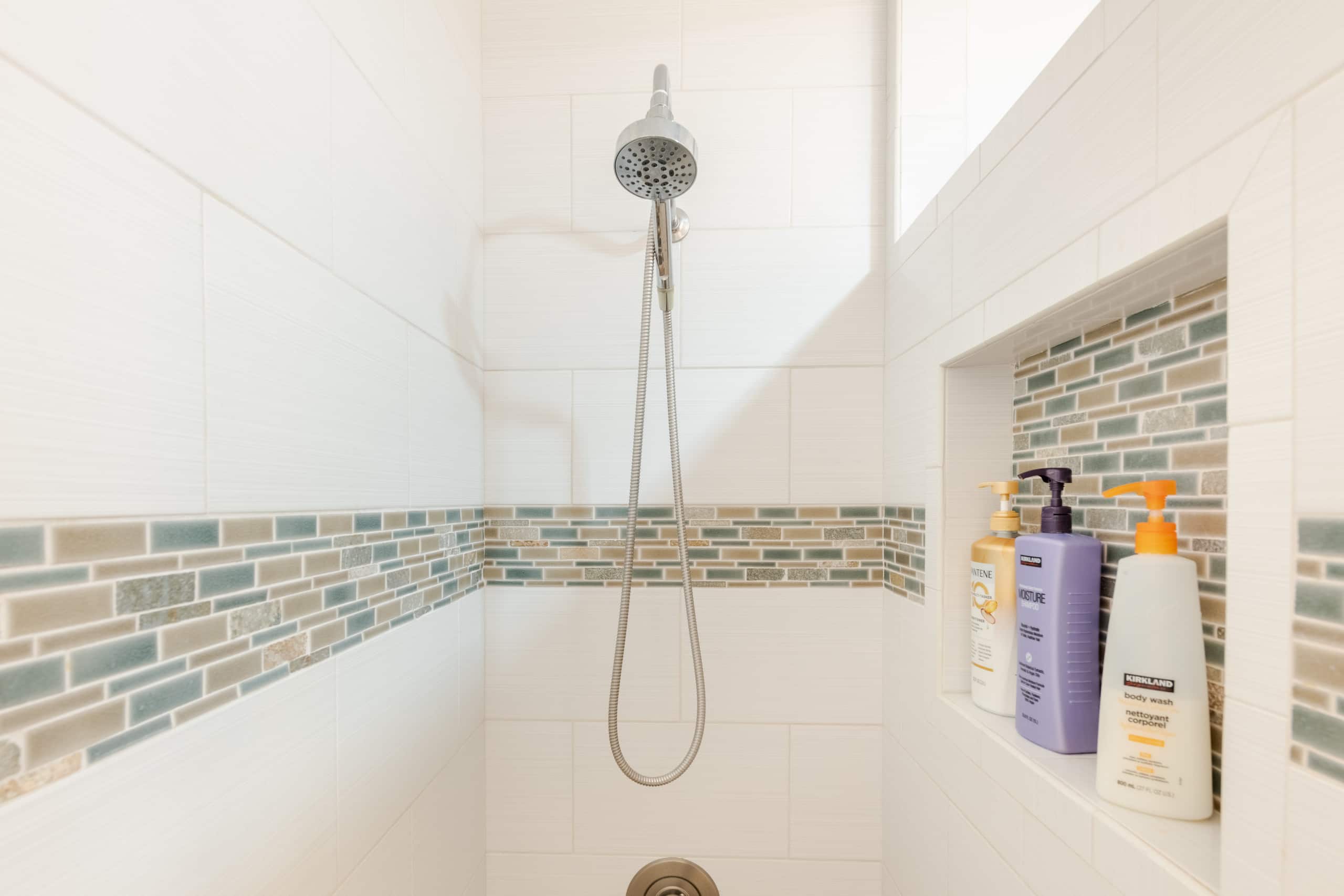 Great Location, In Town, Modern and Clean - Image 28