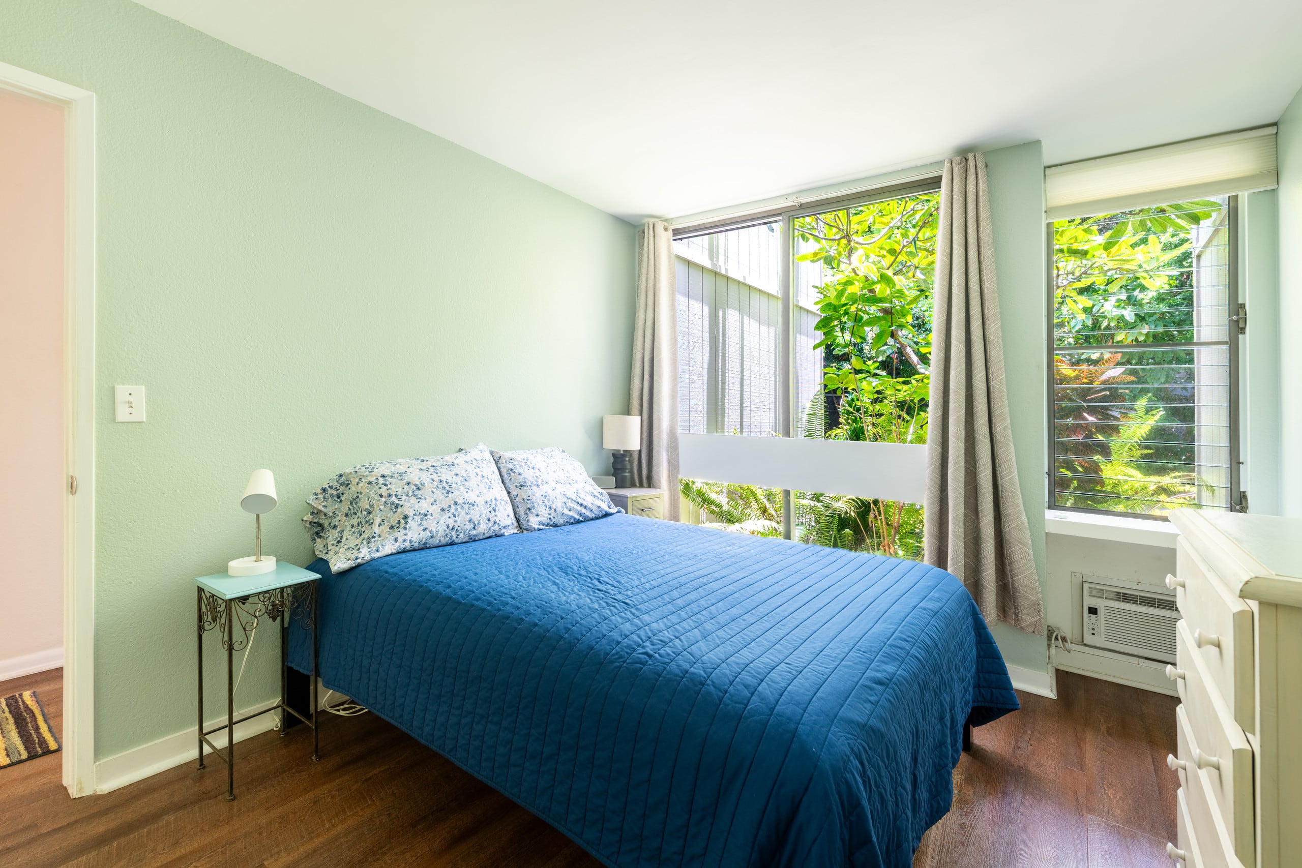Great Location, In Town, Modern and Clean - Image 24