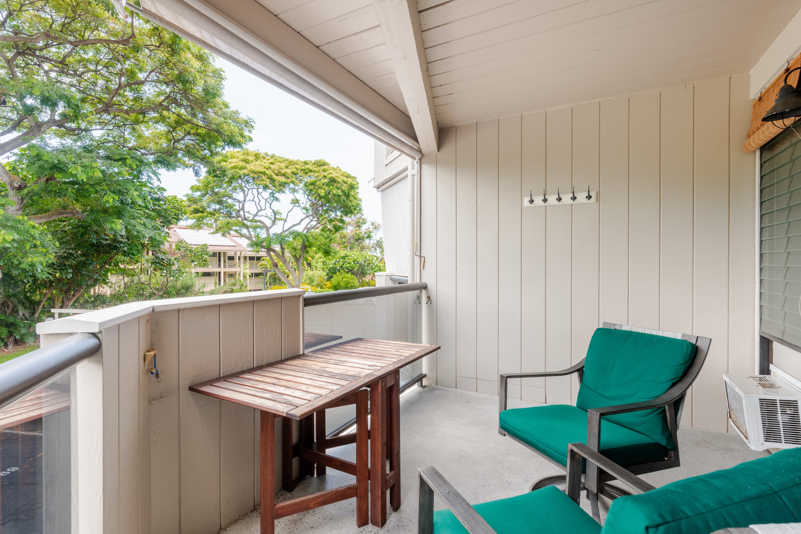 Great Location, In Town, Modern and Clean - Image 32