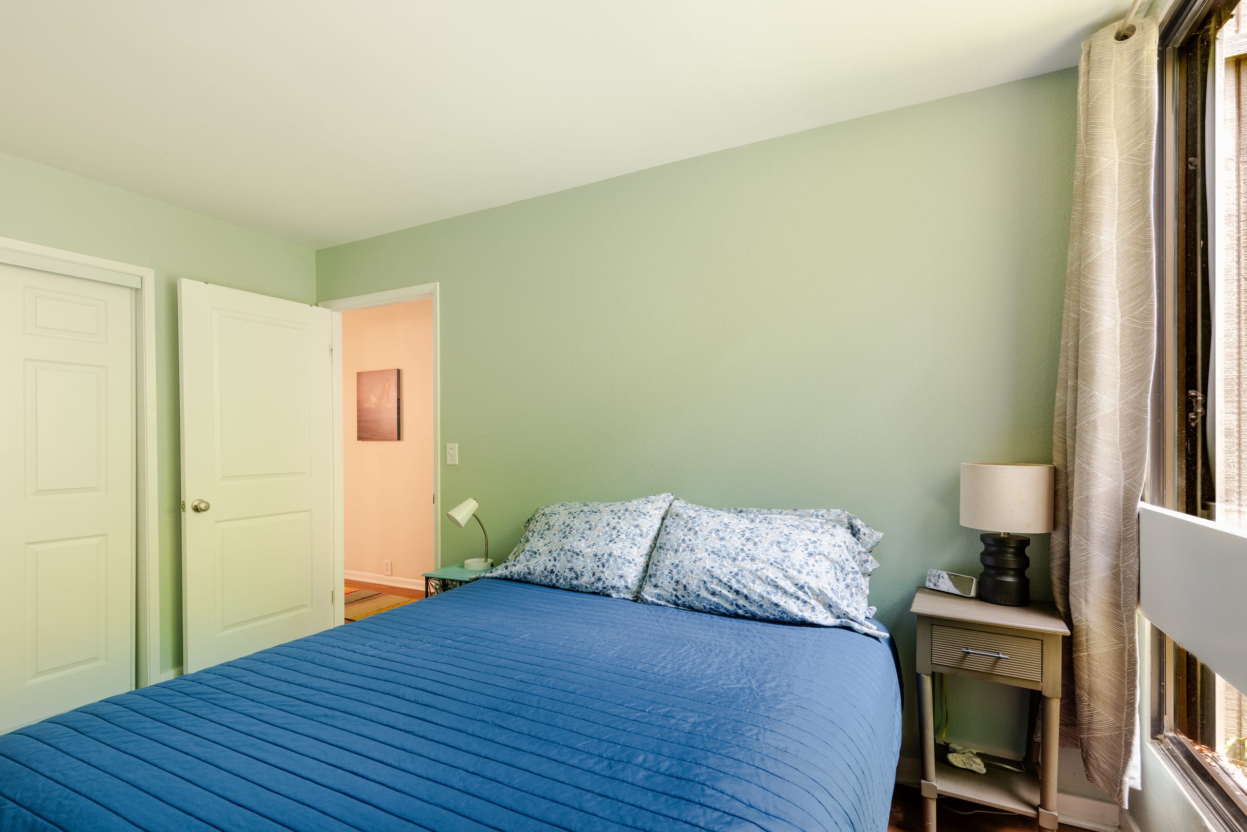Great Location, In Town, Modern and Clean - Image 22