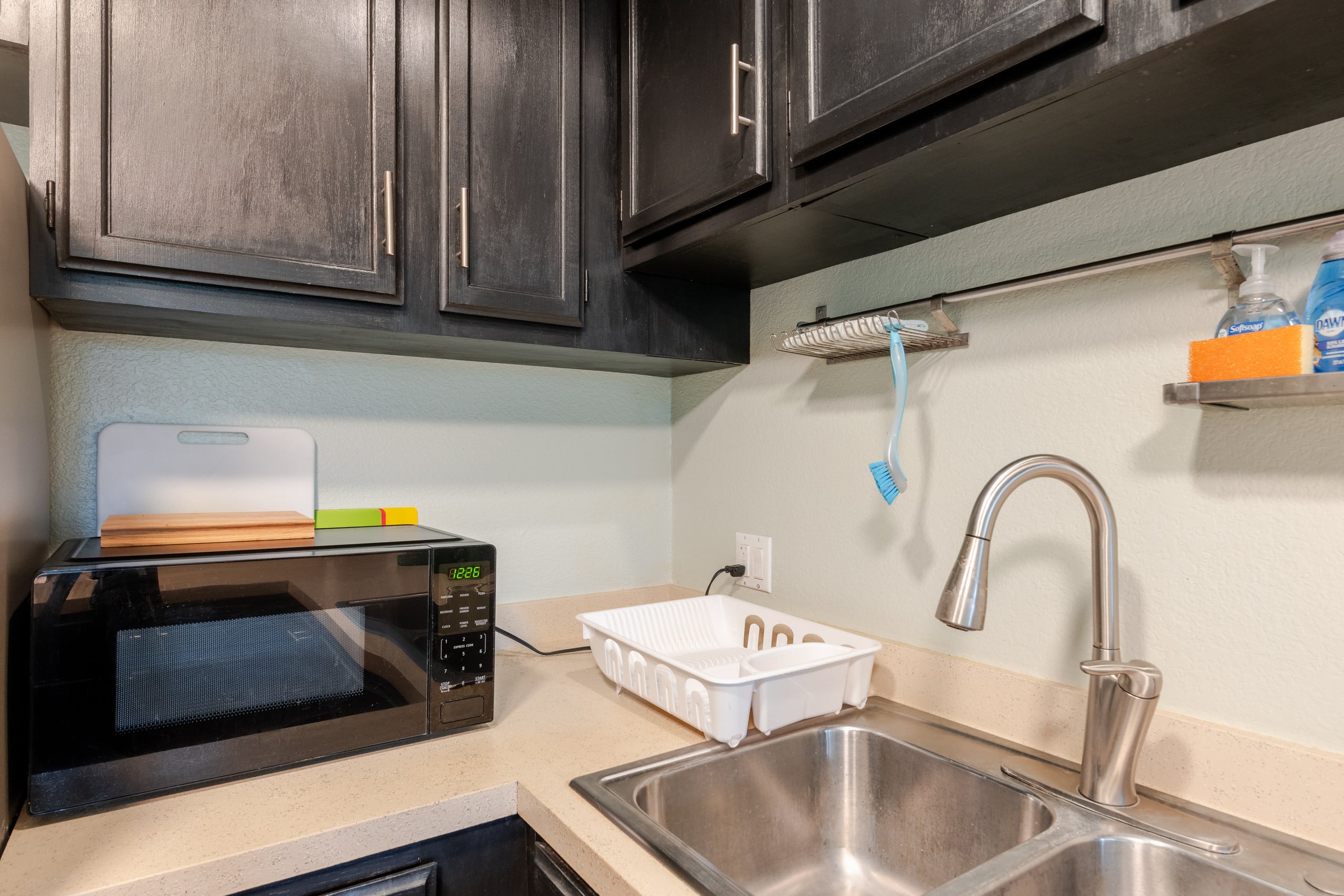 Great Location, In Town, Modern and Clean - Image 17