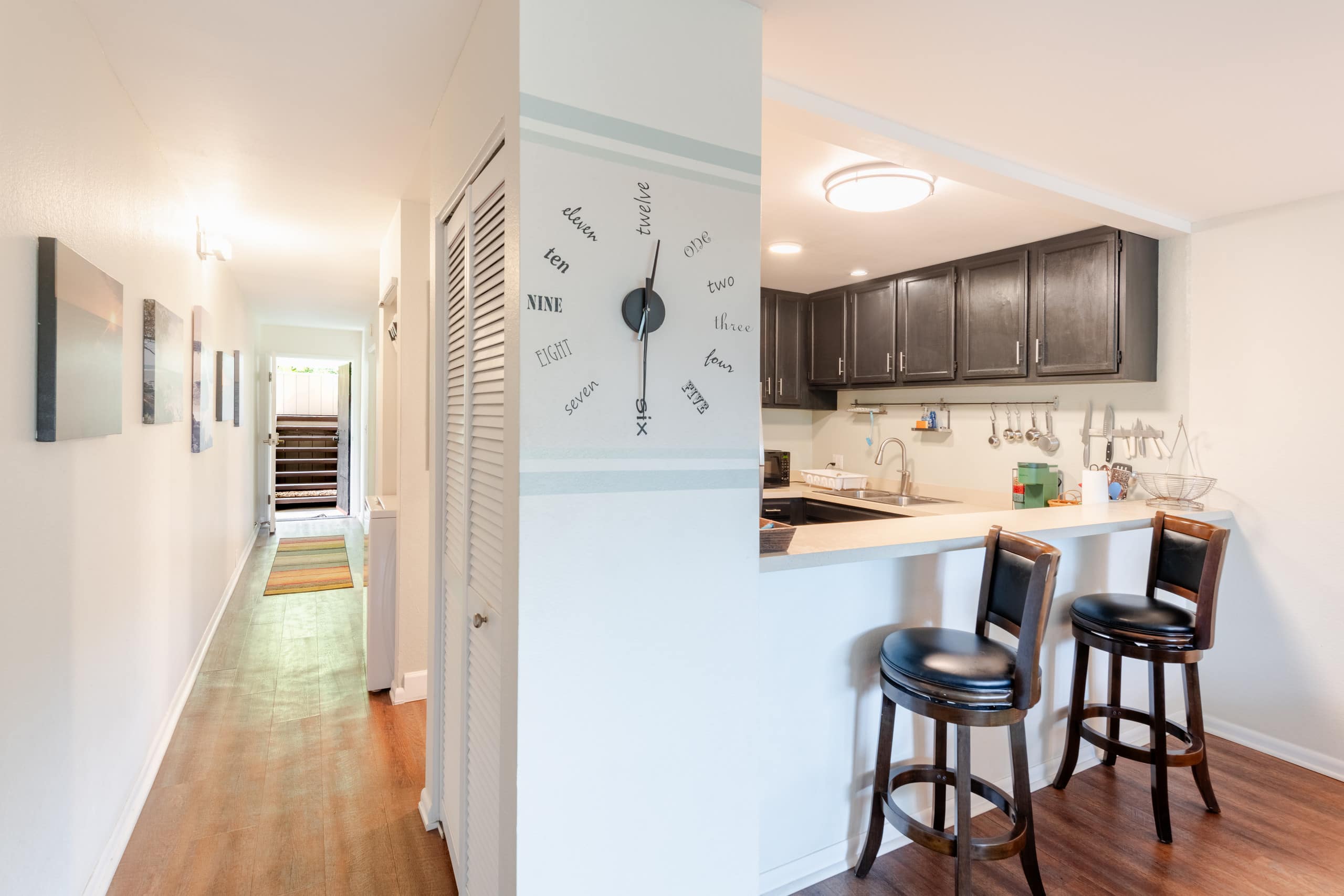 Great Location, In Town, Modern and Clean - Image 5