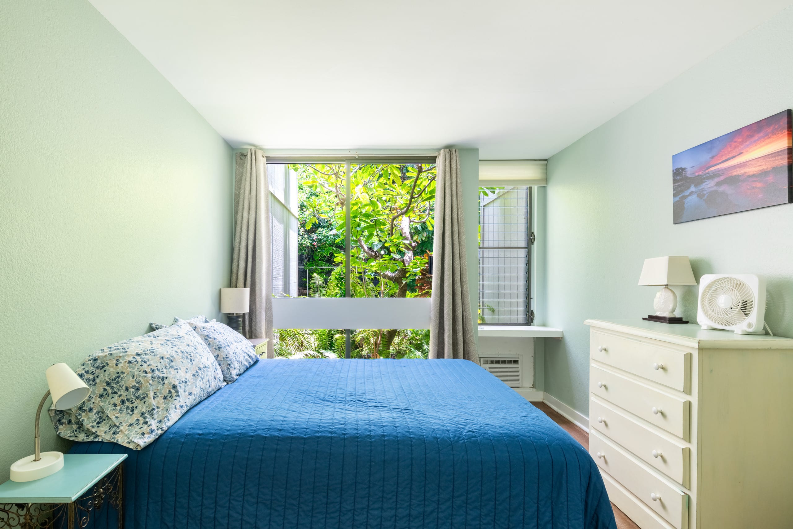 Great Location, In Town, Modern and Clean - Image 23